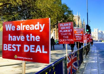 Macron warns Johnson: No deal on Brexit without “indispensable” backstop