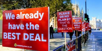 Macron warns Johnson: No deal on Brexit without “indispensable” backstop